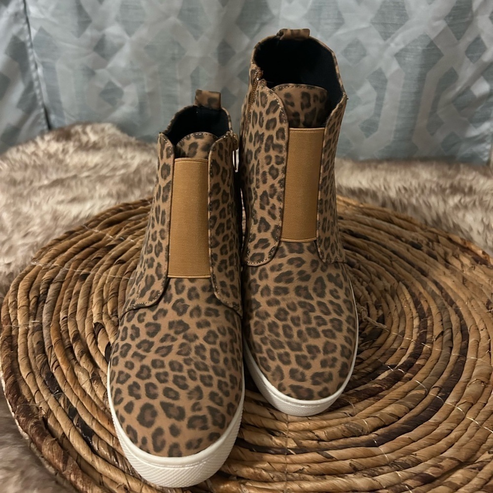 Women’s Size 9.5 Leopard Print Shoes Wedge Boots Zip Sneaker Booties Athlefit - Picture 3 of 7